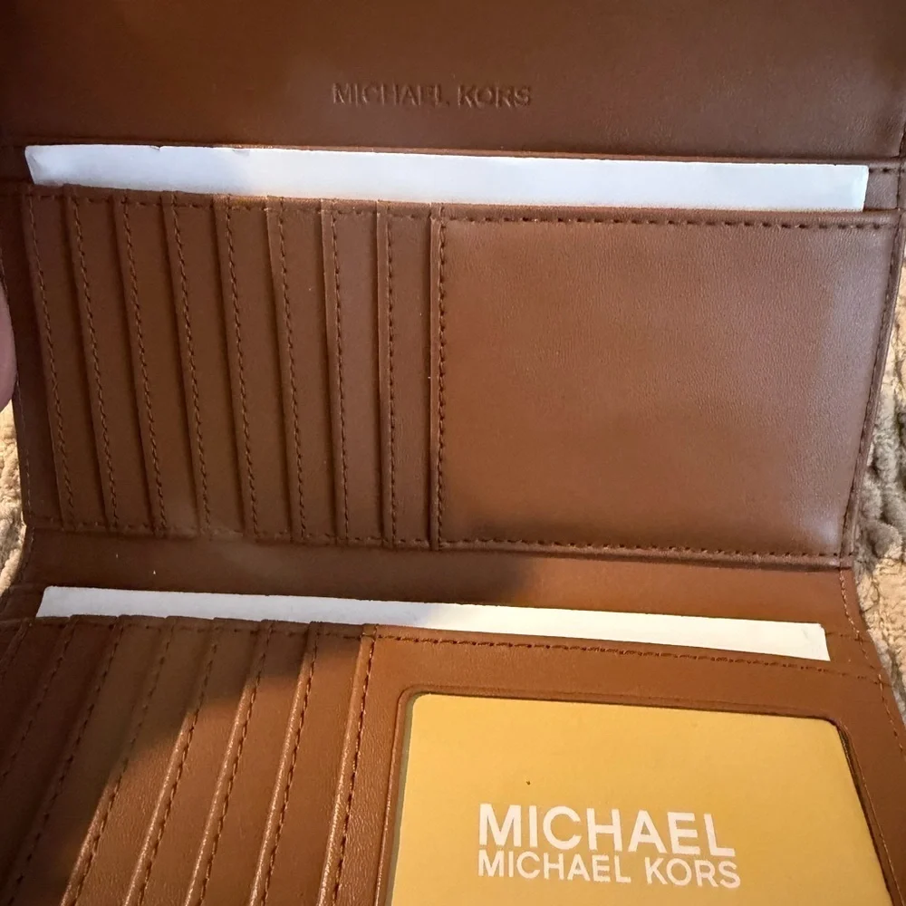 NWT Michael Kors Jet Set Large Logo Trifold Wallet in Vanilla